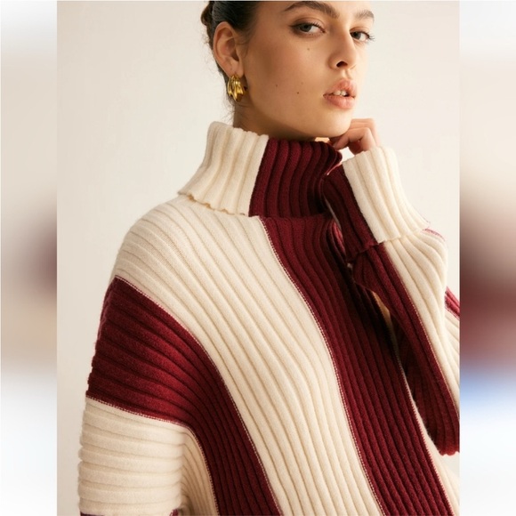 Commense Sweaters - Commense Oversized Ribbed Turtleneck Sweater in Cream and Burgundy